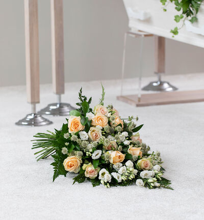 Bårebukett i hvitt, rosa og fersken 50 cm Bårebukett i hvitt, rosa og fersken 50 cm